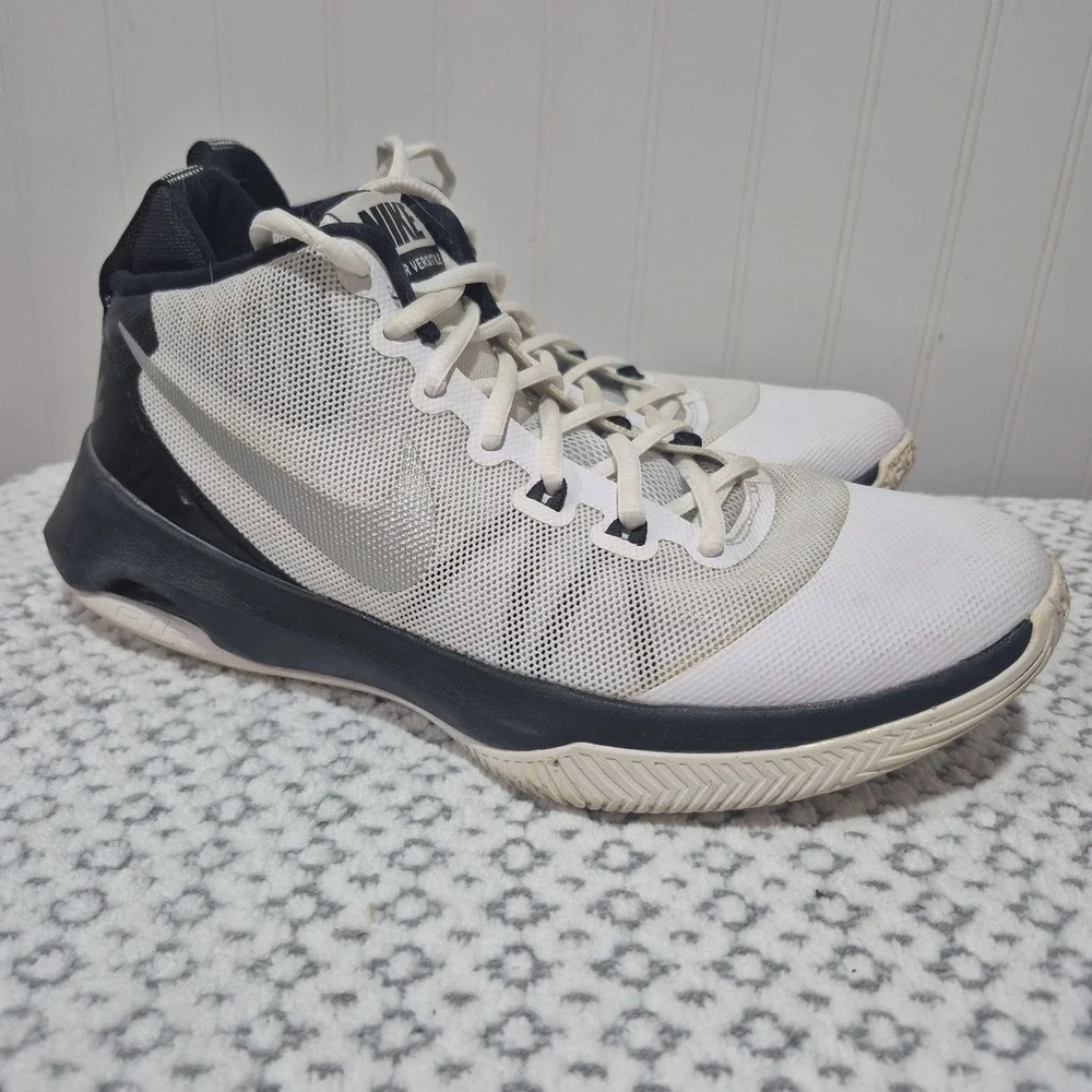 NIKE Size 7.5 Men's Air Versitile II Black And White